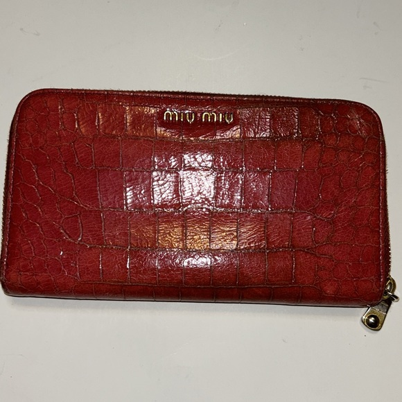 Miu Miu Red Croc-Embossed Zip Wallet - Picture 2 of 12